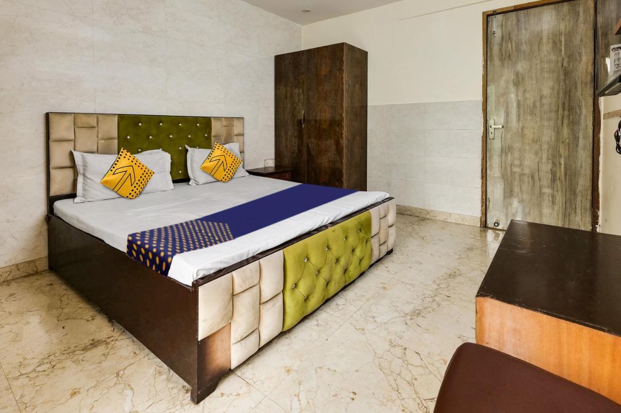 Oyo Flagship 81486 Hotel Mahalaxmi Guesthouse New Delhi Bagian luar foto