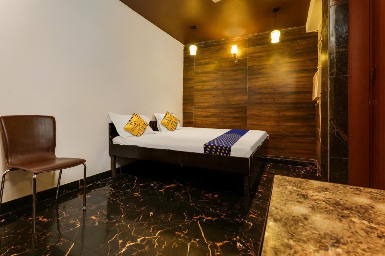 Oyo Flagship 81486 Hotel Mahalaxmi Guesthouse New Delhi Bagian luar foto